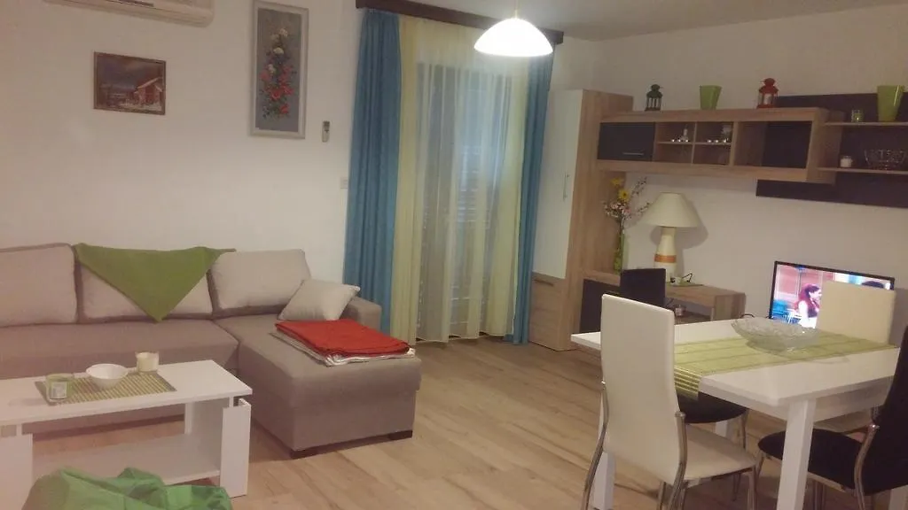 Apartments Maikidan Pomer 0*,